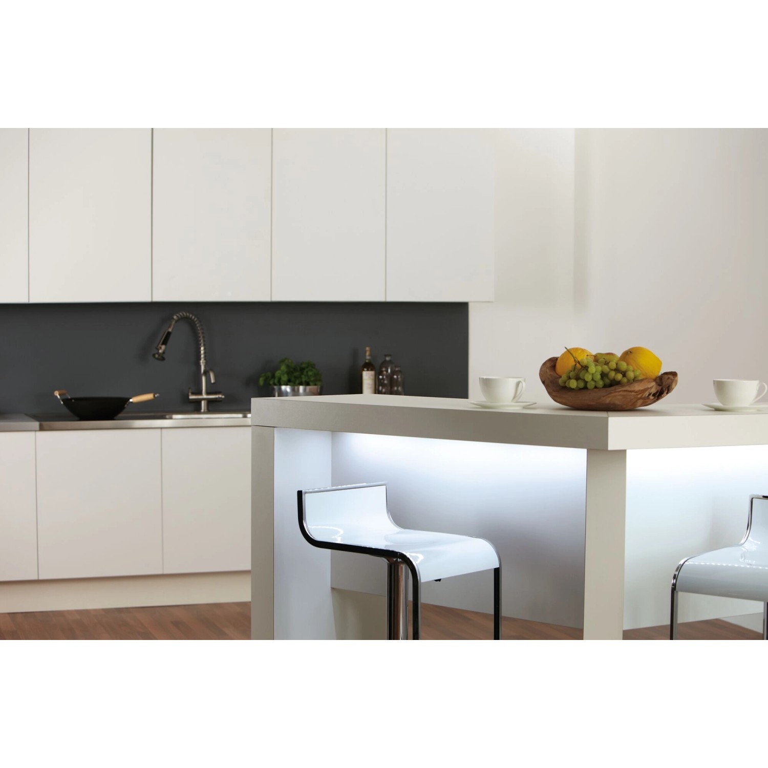 Moderne Küche mit Paulmann SimpLED Strip, der unter der Küchentheke angebracht ist und Tageslichtweiß ausstrahlt.