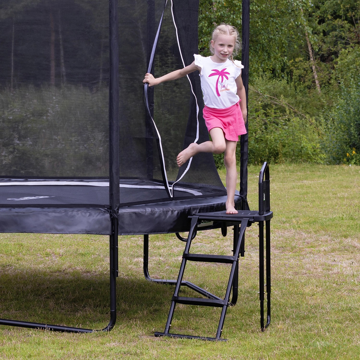 Salta Plattform für Trampolin, mit Kind beim Aufstieg. Trampolin-Zubehör für sicheren Zugang.