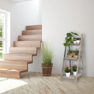 Graue, klappbare Holz-Blumentreppe mit 3 bepflanzten Ebenen in hellem Raum. Vielseitiges Pflanzenregal.
