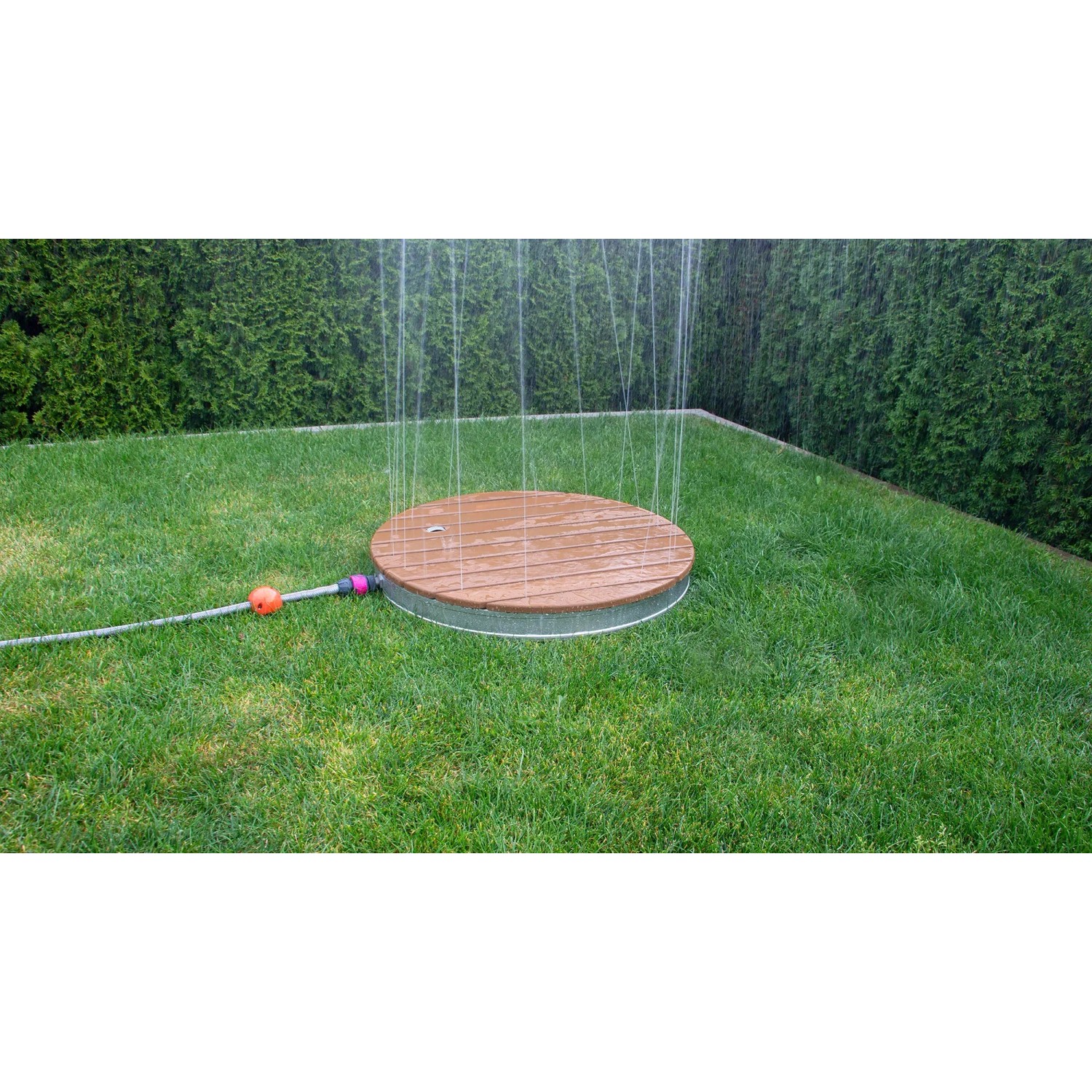 Summer Fun Gartendusche Shower UP mit runder Teak-Platte und Wasserfontäne im Garten.