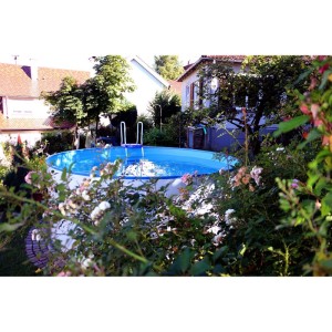 Runder Summer Fun Stahlwand Pool (Ø 400 cm) mit Leiter im Garten.