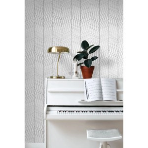 ESTAhome Tapete Fischgrätmuster in Schwarz-Weiß an Wand hinter weißem Klavier.