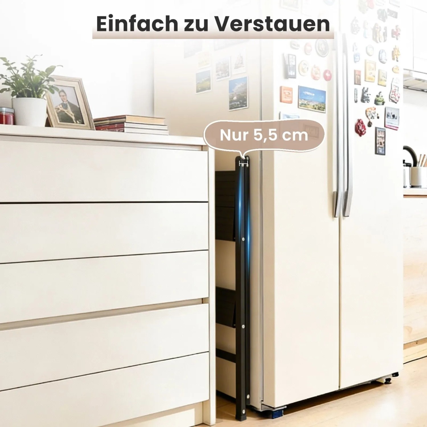 Schwarze 2-Stufen Klappleiter 5,5 cm schmal, platzsparend zwischen Schrank und Kühlschrank verstaut.