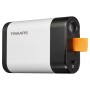 Fiskars Akku 12V 4Ah, weiß-schwarz, mit orangefarbener Schlaufe und USB-C Anschluss. Kompakte Powerbank.