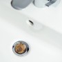 Sanilo Waschbeckenstöpsel Rustikal im weißen Waschbecken mit Chromarmatur.