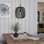 Schwarze Eglo Romazzina Pendelleuchte mit Metallstreifen-Schirm über Esstisch. Moderne Wohnraumbeleuchtung.