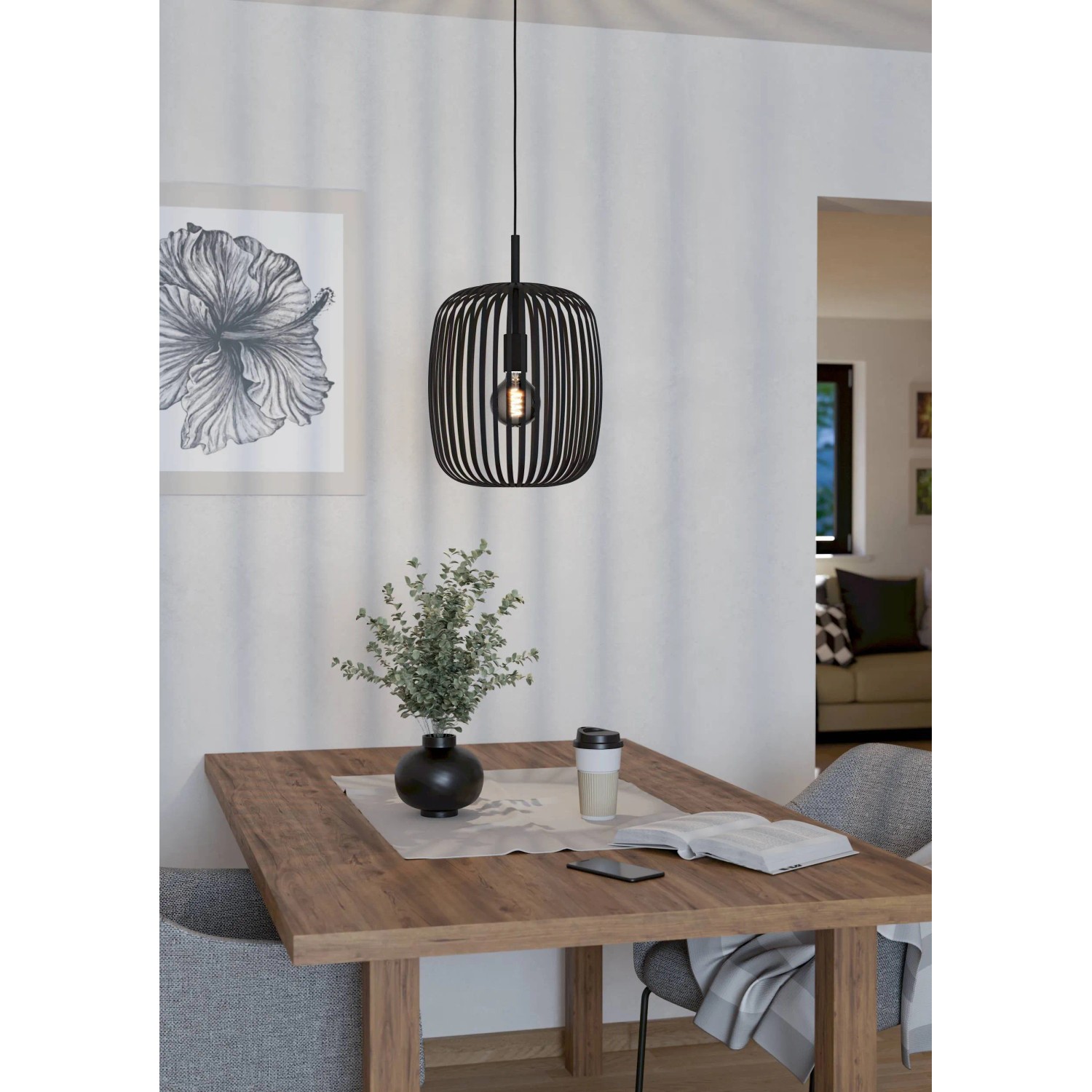 Schwarze Eglo Romazzina Pendelleuchte mit Metallstreifen-Schirm über Esstisch. Moderne Wohnraumbeleuchtung.