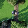 Draufsicht: Segway Navimow Mähroboter i105E im Garten, gesteuert per App. Rasenpflege ohne Kabel.