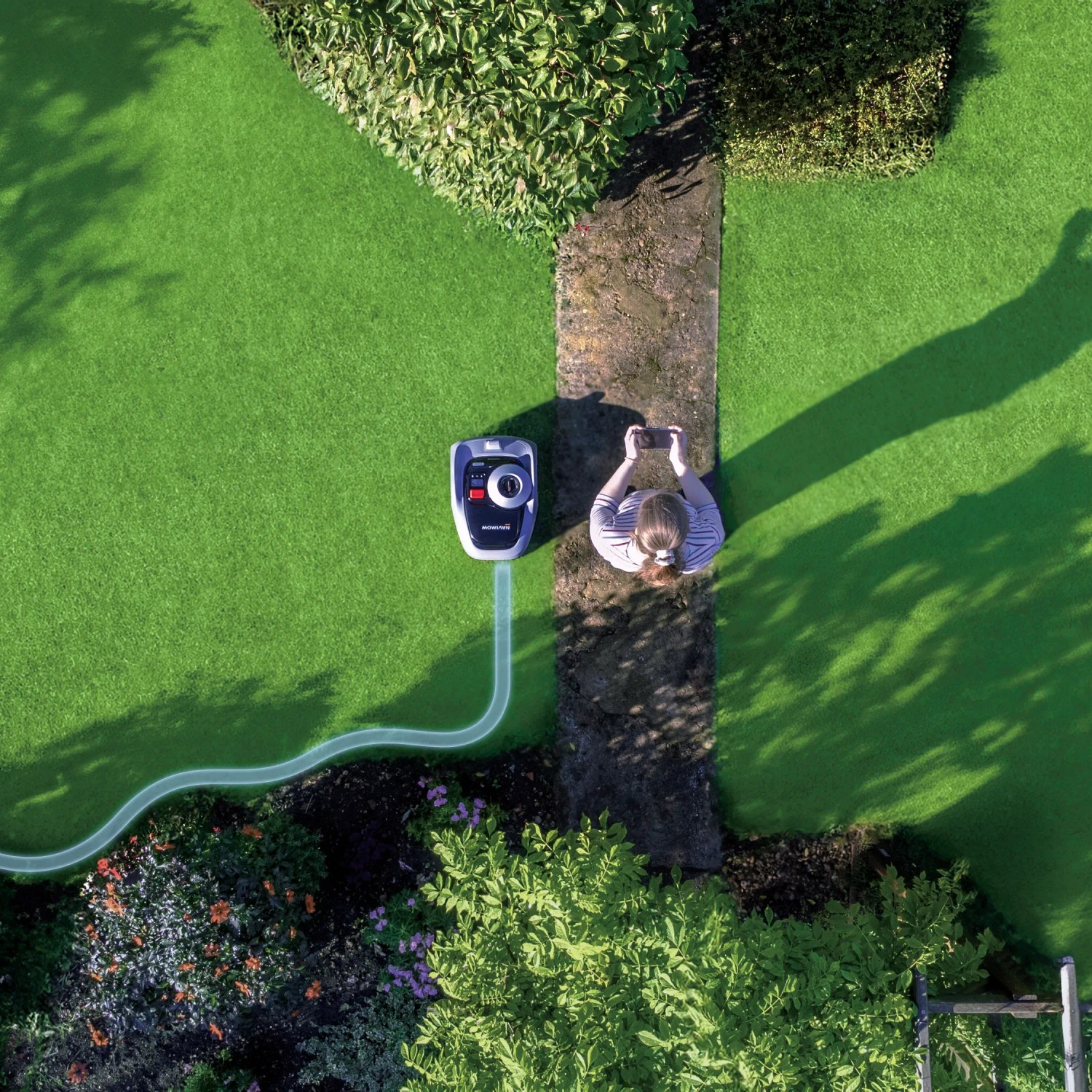 Draufsicht: Segway Navimow Mähroboter i105E im Garten, gesteuert per App. Rasenpflege ohne Kabel.