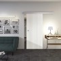 Holzschiebetür in Pinie White Dekor, 2060x940 mm, Teil einer modernen Wohnraumgestaltung.