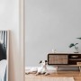 Grau-weiße Uni Tapete von PROFHOME an Wand im Wohnzimmer mit Hund und Möbeln.