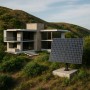 Schwarzer Hepa Solar PV-Tracker Koloss vor modernem Haus. Solaranlage zur Energiegewinnung.