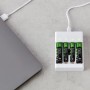 Batterie Ladegerät-Set mit AA & AAA Akkus im Ladegerät, verbunden mit Laptop.
