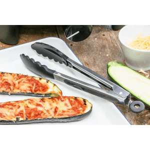 CADAC Grillzange (28cm) aus Edelstahl mit Zucchini auf einem Teller.