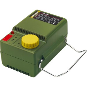 Proxxon Netzgerät NG 2/E für Miniaturwerkzeuge, olivgrünes Gehäuse mit gelbem Drehknopf.