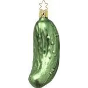 Grüne Glas-Weihnachtsgurke, glänzend und strukturiert. Dekorativer Christbaumschmuck mit goldener Aufhängung.