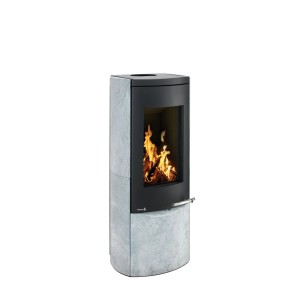 Wamsler Motho Kaminofen mit Natursteinverkleidung und brennendem Holz im Feuerraum.