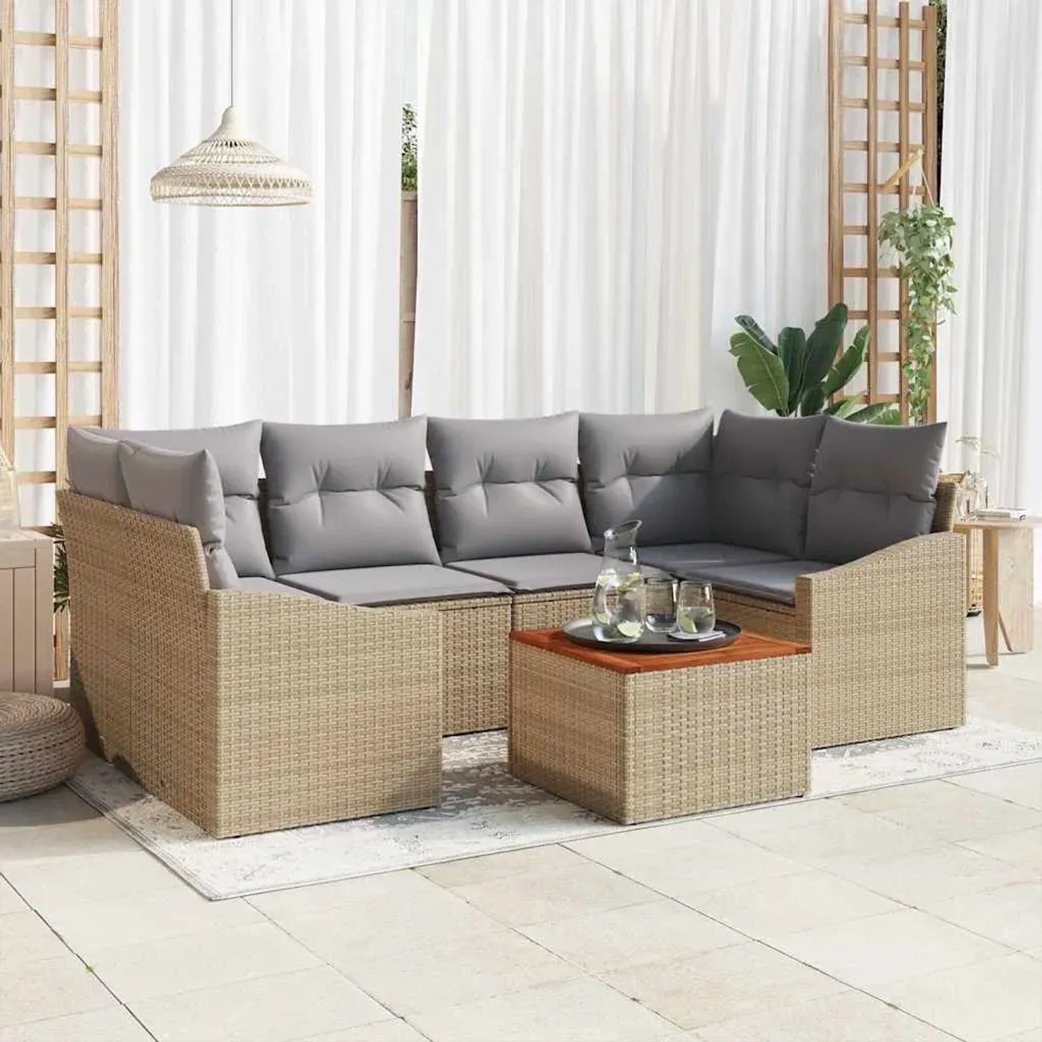 Beiges 7-teiliges vidaXL Garten-Sofa-Set aus Polyrattan mit grauen Kissen und Akazientisch.