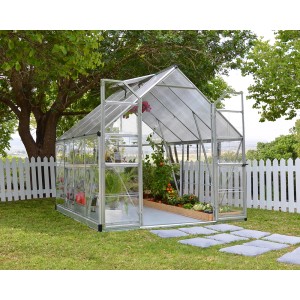 Palram Canopia Balance Gewächshaus 8x8 Silber mit klaren Seitenwänden im Garten.