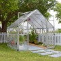 Palram Canopia Balance Gewächshaus 8x8 Silber mit klaren Seitenwänden im Garten.