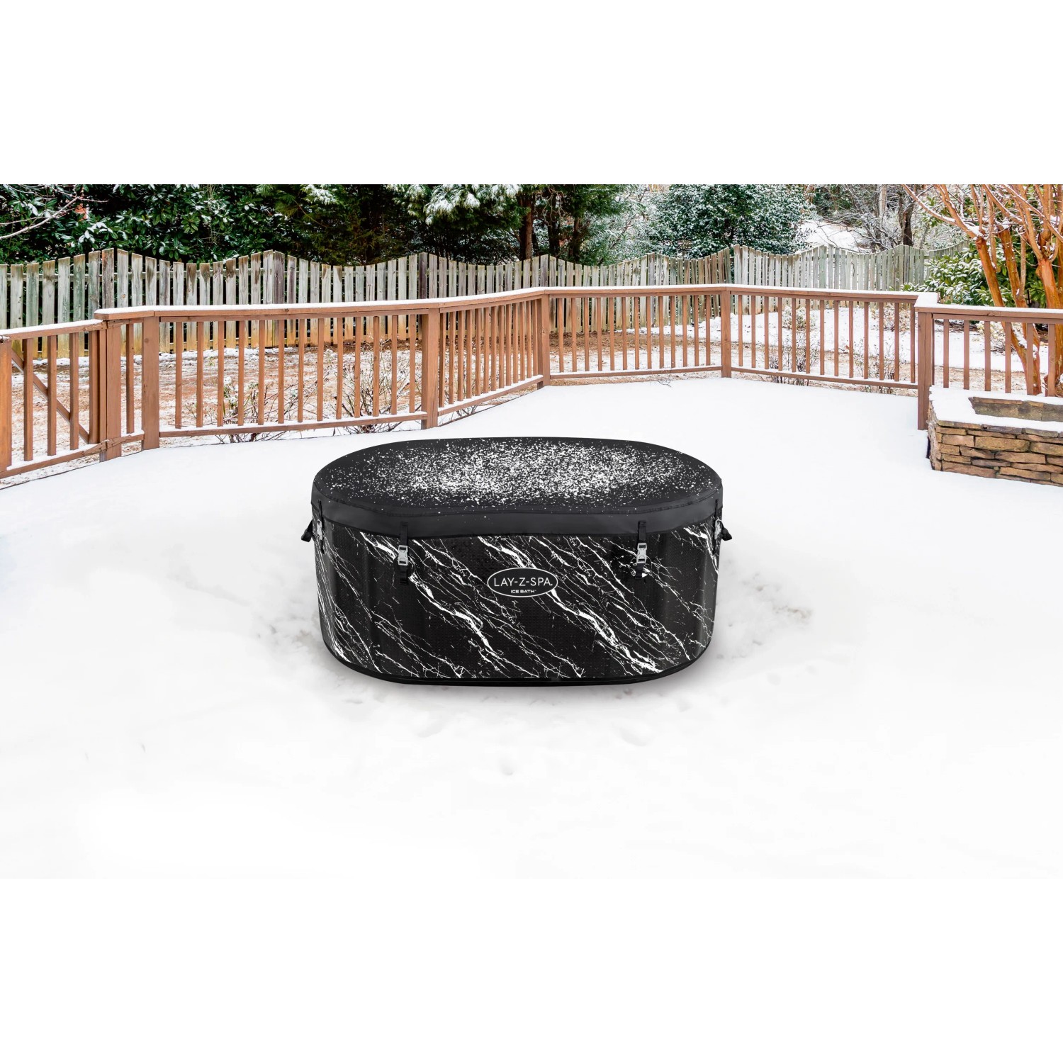 Bestway Eisbad Glacial Dip, aufblasbarer Whirlpool in Marmor-Optik mit Thermo-Abdeckung im Schnee.