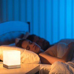 Nachttischszene mit weißer Relaxdays Tischlampe Würfel aus Milchglas und Holzfuß.