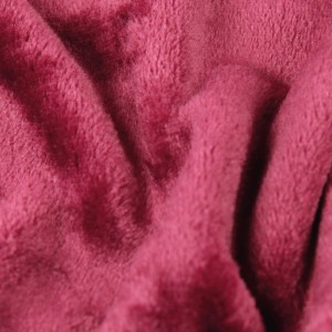 Nahaufnahme: Auberginefarbener Bestlivings Kissenbezug 40x60 cm aus Kuschelstoff.