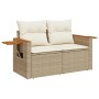 Beige 2-Sitzer Garten-Sofagarnitur aus Rattan mit cremefarbenen Kissen und Holzablage.
