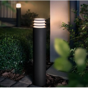 Philips Hue Lucca LED-Wegeleuchte in Anthrazit im Garten.
