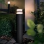Philips Hue Lucca LED-Wegeleuchte in Anthrazit im Garten.