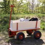 Roter Sunny Bollerwagen Billy Beach Wagon mit Luftreifen und Holzaufbau, beladen mit Ball und Jacke.