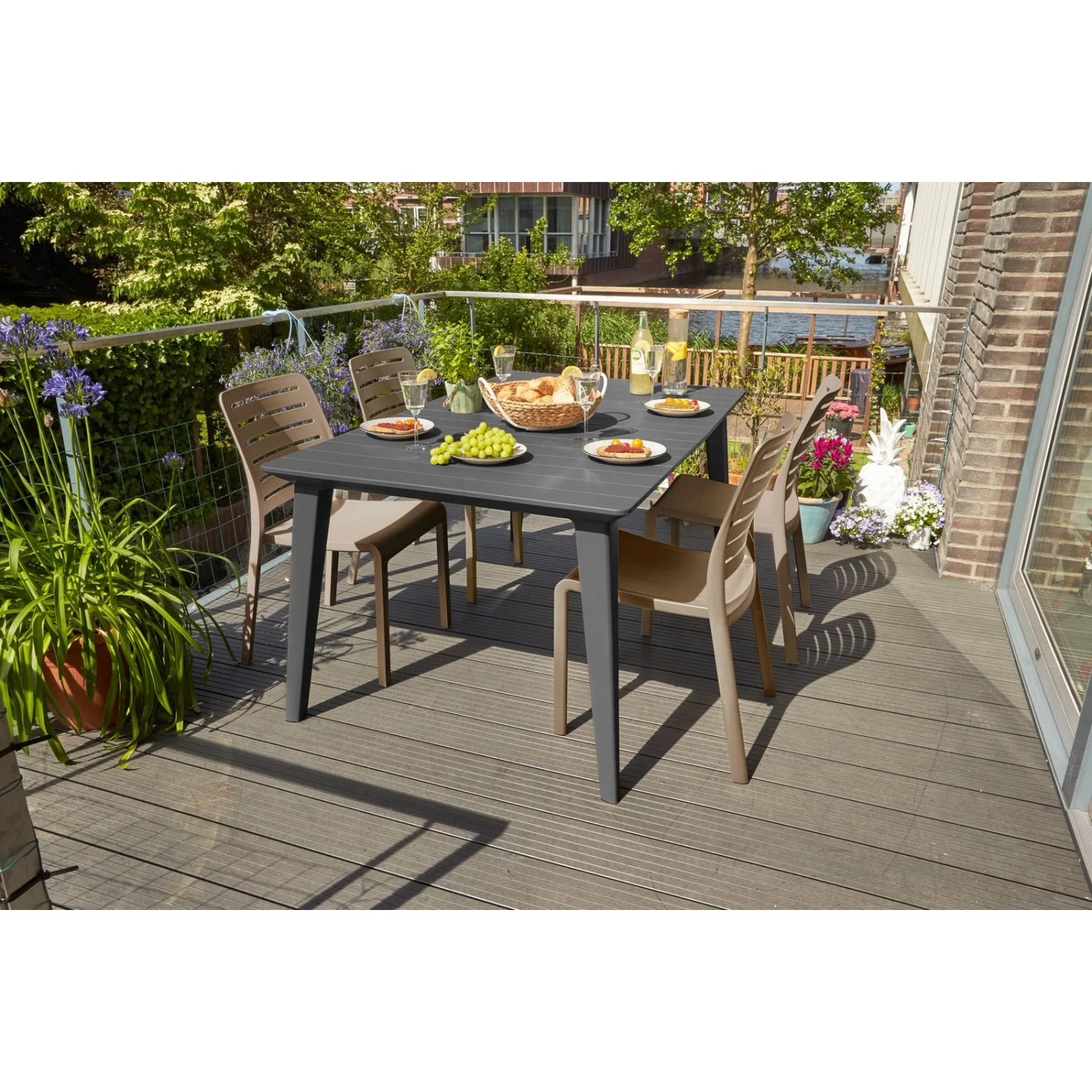 Allibert Lima Gartentisch, anthrazit, mit Speisen und Getränken auf einer Terrasse.