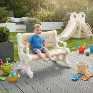 Lachendes Kind auf Joyz Kindersitzbank aus braun-weißem Kunststoff im Garten. Robuste, kinderfreundliche Gartenmöbel.