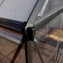Detailaufnahme: Graues Palram Canopia Gewächshaus (6 m²) mit Fundamentrahmen, Ecke mit Polycarbonatplatten.