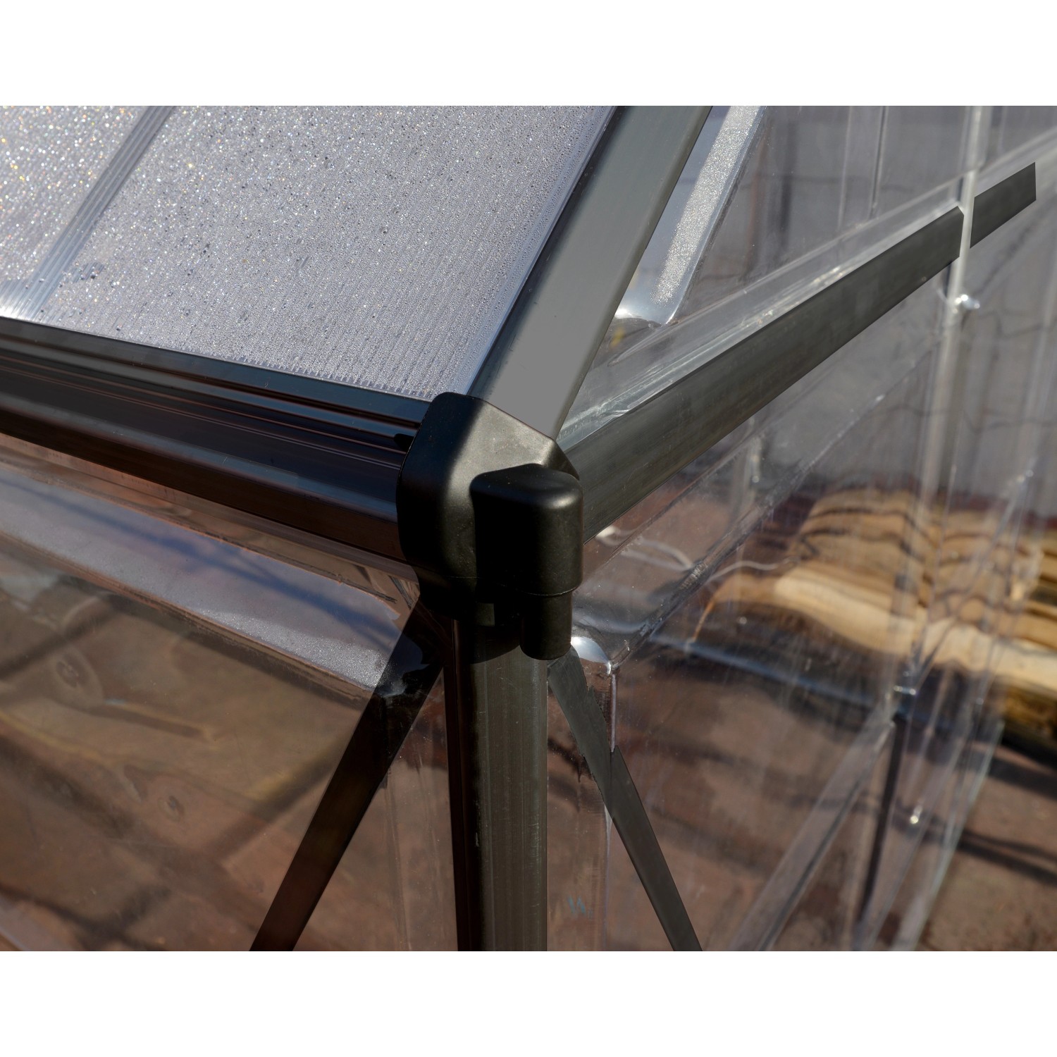 Detailaufnahme: Graues Palram Canopia Gewächshaus (6 m²) mit Fundamentrahmen, Ecke mit Polycarbonatplatten.