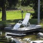 Acamp Gesundheitsliege Calypso, klappbar, platin-denver, auf Holzsteg am Wasser.
