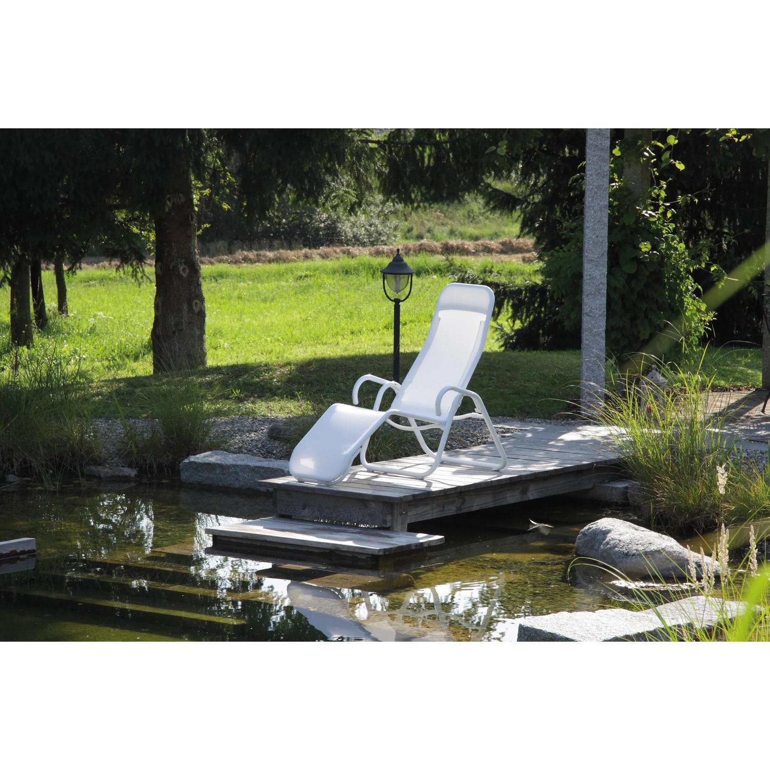Acamp Gesundheitsliege Calypso, klappbar, platin-denver, auf Holzsteg am Wasser.