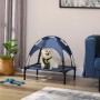 Erhöhtes, blaues PawHut Hundebett mit Baldachin und kleinem, weißen Hund im Wohnzimmer.