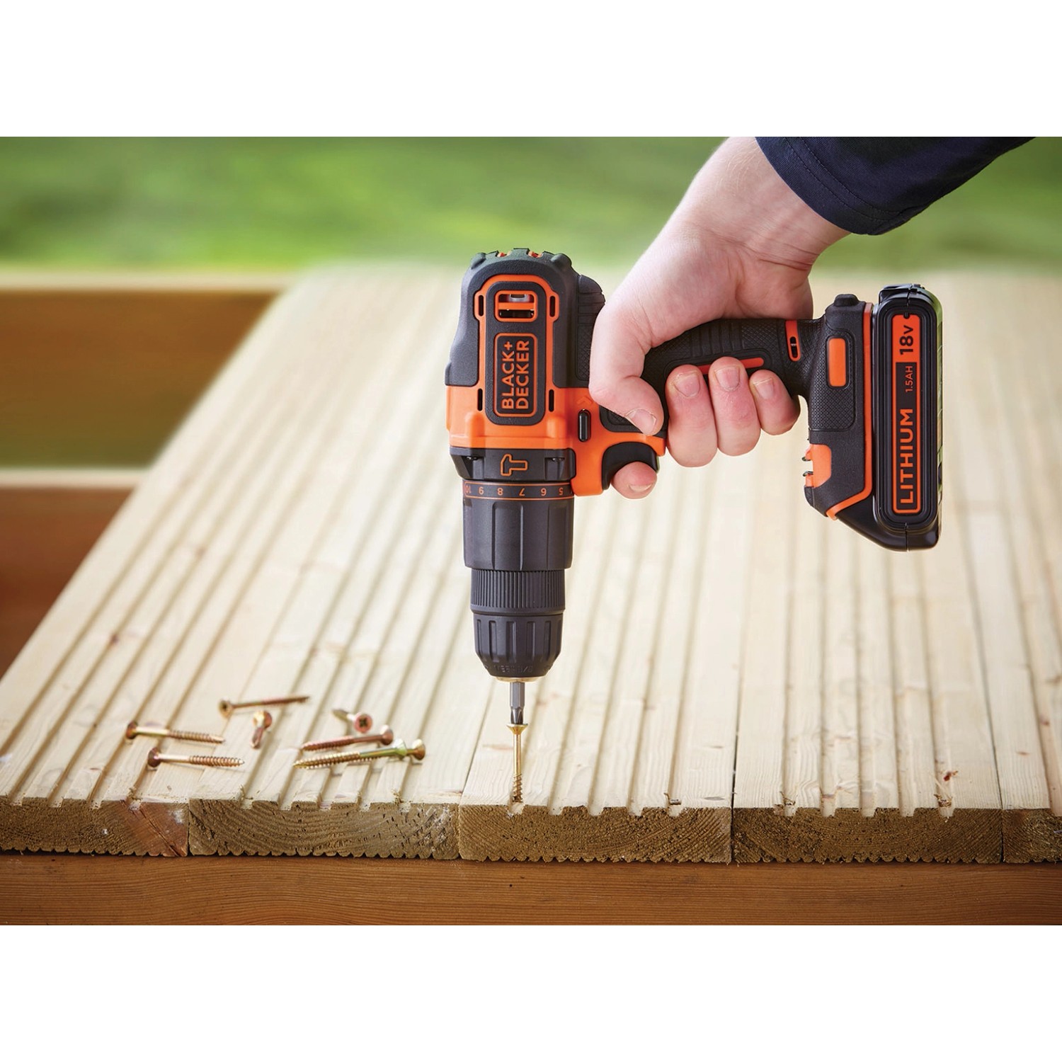Black+Decker Akku-Schlagbohrschrauber BDOHD18K1A beim Schrauben in Holz.