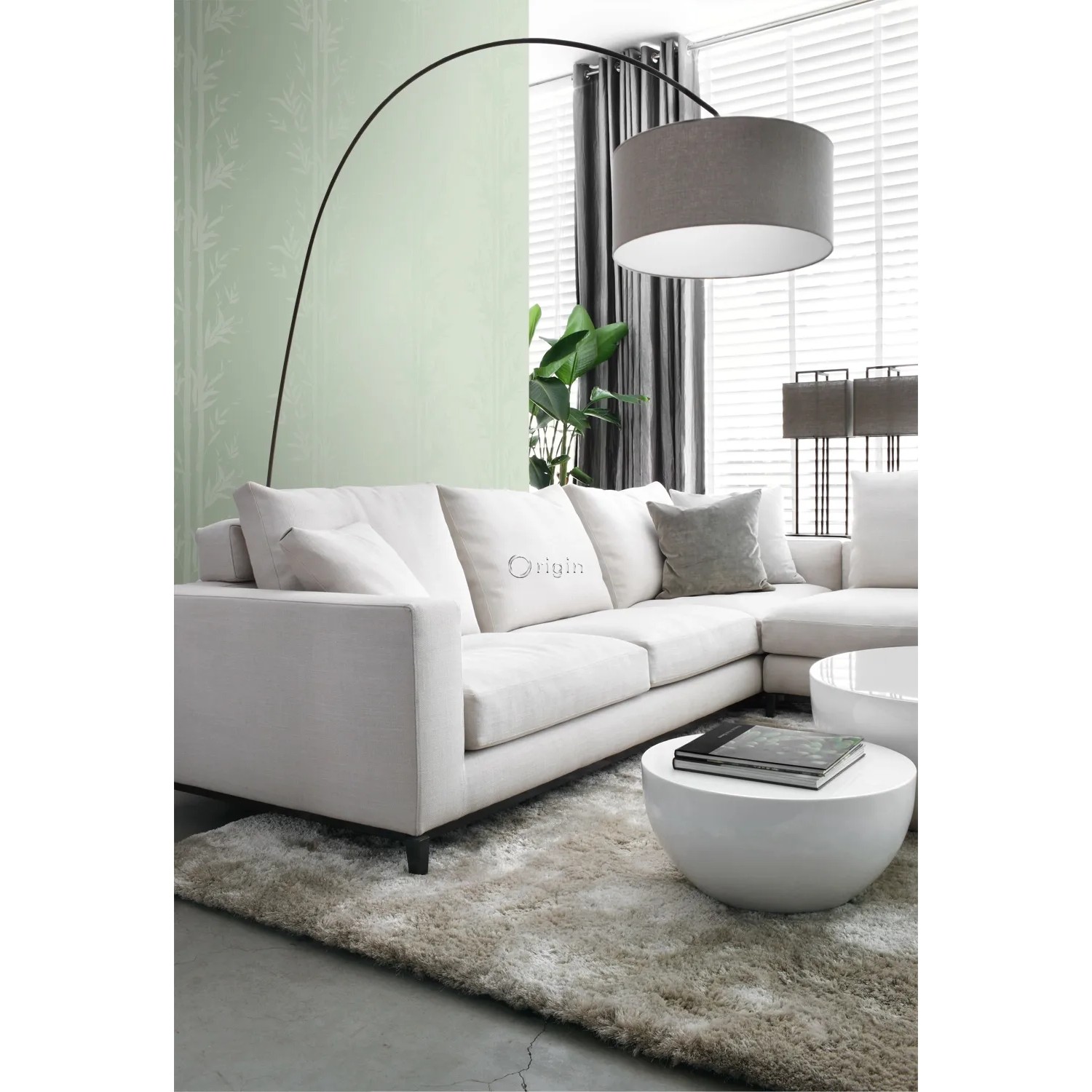 Wohnzimmer mit olivgrüner Bambusmuster-Tapete von Origin Wallcoverings.