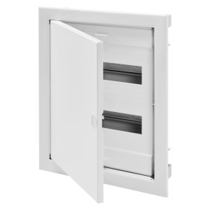 Gewiss Kleinverteiler, 36-reihig, Unterputz, mit geöffneter Tür. Verteilerkasten für die Elektroinstallation.