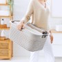 Cappuccino-farbener Rotho Wäschekorb Country (40 l) mit Rattanstruktur und Tragegriffen.