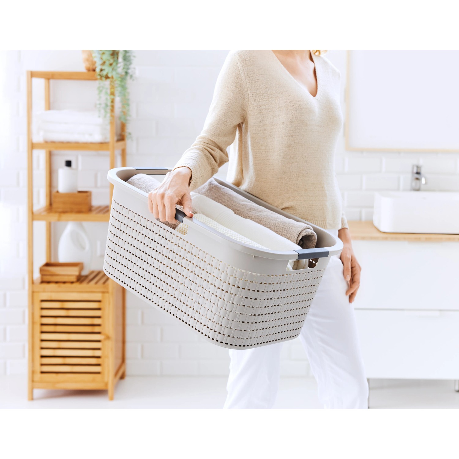 Cappuccino-farbener Rotho Wäschekorb Country (40 l) mit Rattanstruktur und Tragegriffen.