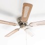 Extra flacher Deckenventilator Pepeo Kisa Deluxe mit Flügeln in Eiche/Walnuss und Gehäuse in Messing Antik.