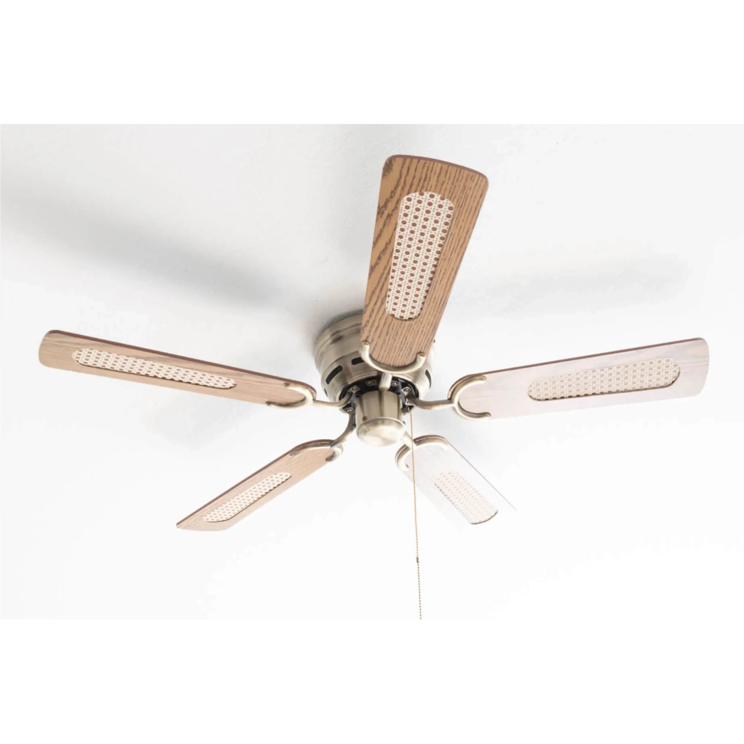Extra flacher Deckenventilator Pepeo Kisa Deluxe mit Flügeln in Eiche/Walnuss und Gehäuse in Messing Antik.
