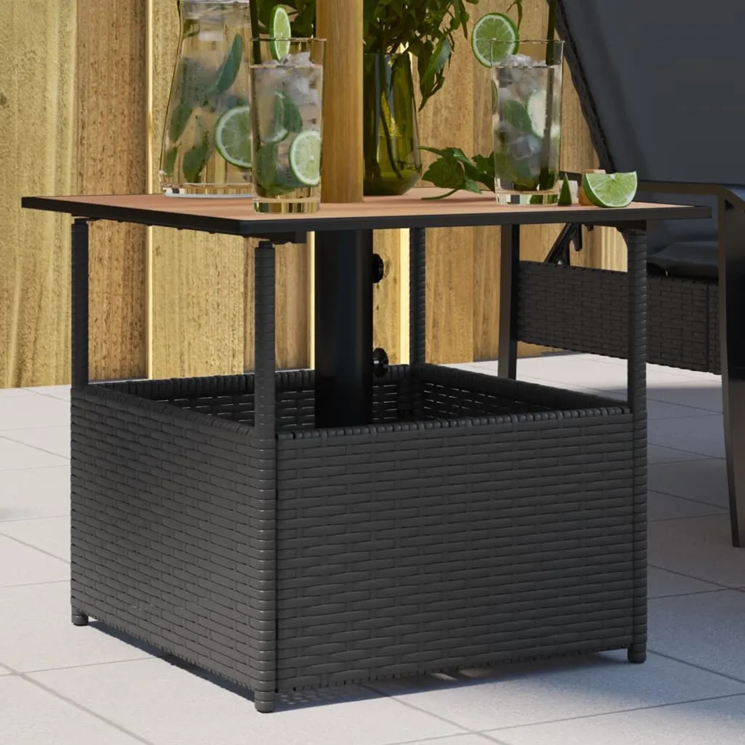 Schwarzer vidaXL Gartentisch mit Schirmloch, 55x55 cm, aus Poly Rattan.