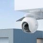 Weiße Ezviz HB8 360° Akku-Kamera mit PV-Panel an Hauswand montiert. Kameraüberwachung für den Außenbereich.