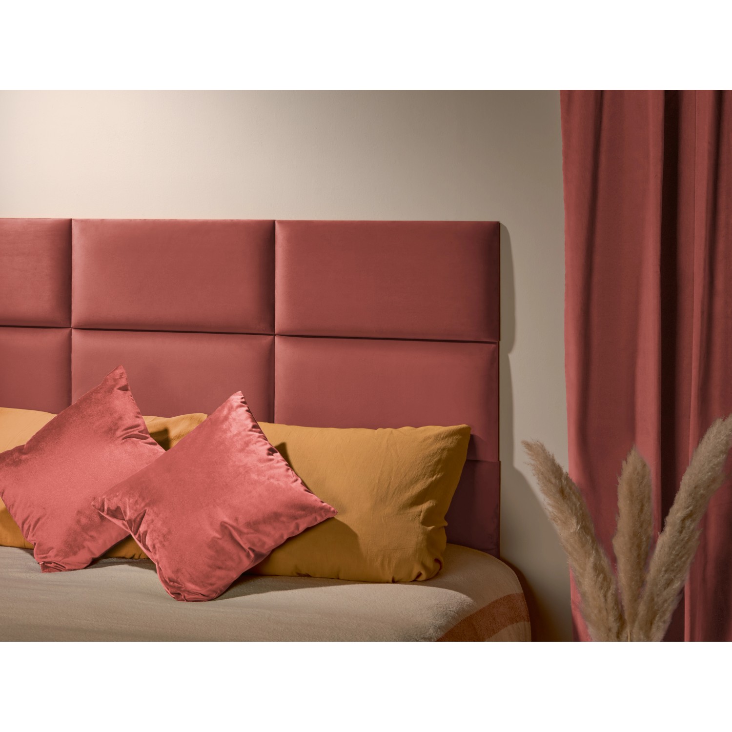 OBI Vorhang Terracotta 2er-Set (135x250cm) neben Wandpaneel und Kissen.