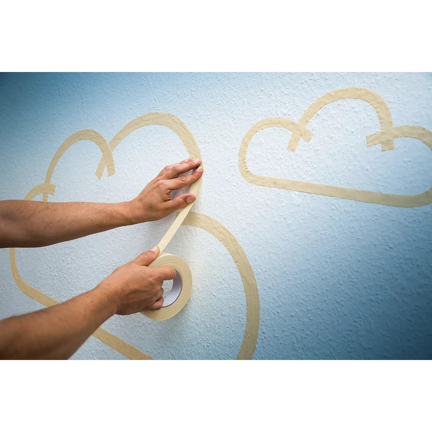 Anwendung von LUX Hochkrepp Klebeband (Beige, 50mm) zum Abkleben von Wolken an einer Wand.