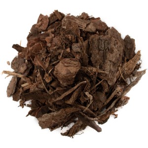 Nahaufnahme von Floragard Universal Kiefernmulch, einem naturbelassenen Rindenmulch.